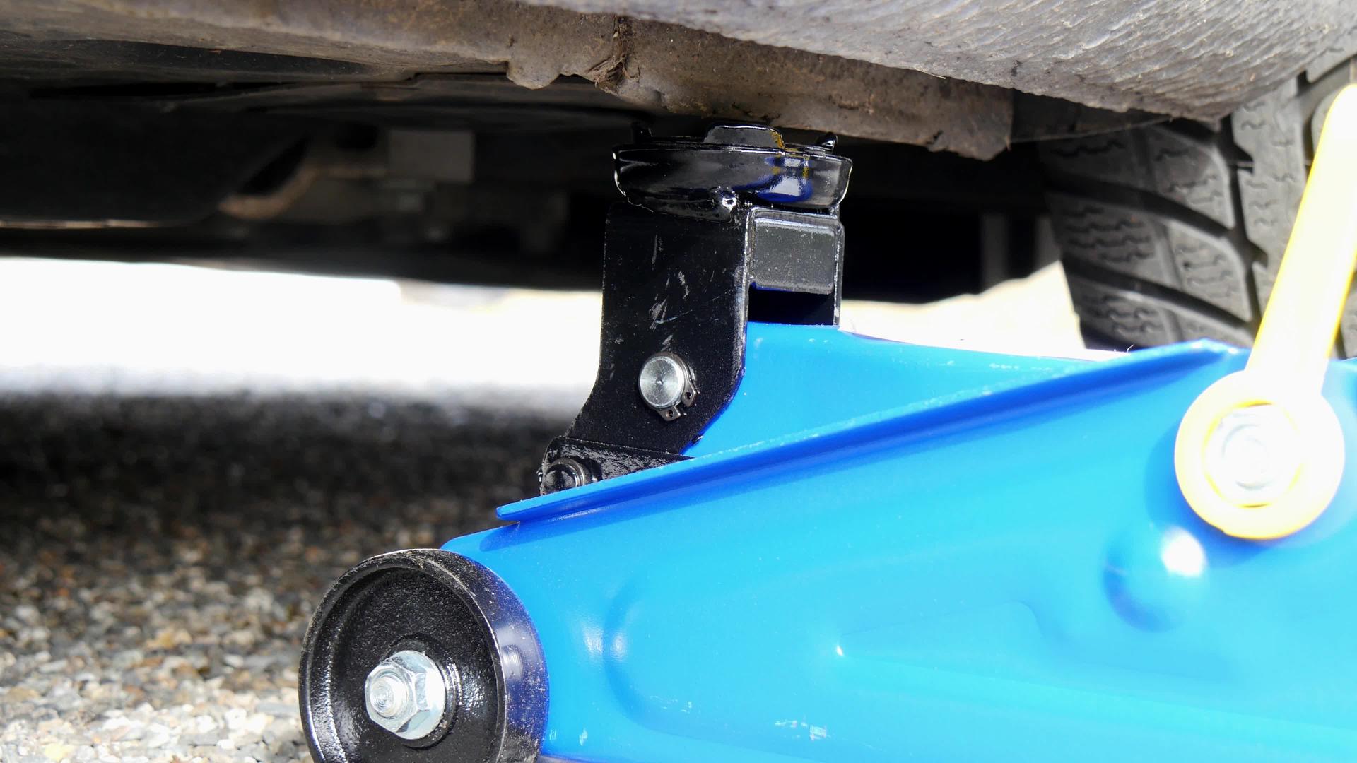 蓝色液压塞车用于维修视频的预览图
