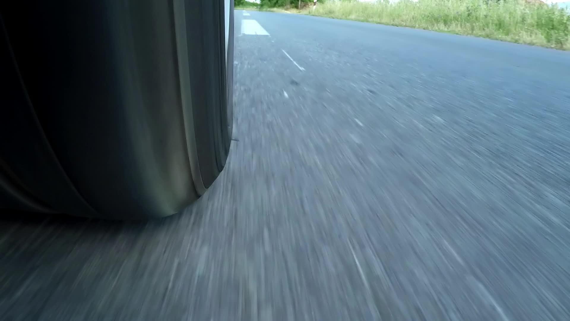 车轮转动沥青路视频的预览图