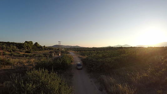 在田地之间的一条土路上视频的预览图
