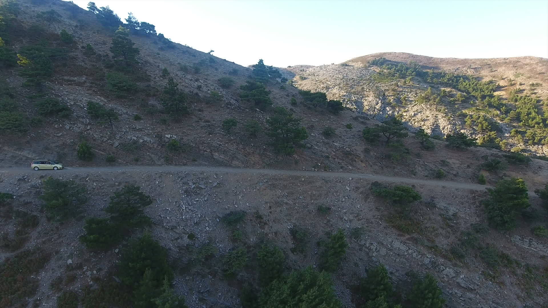 汽车在土路的斜坡上行驶视频的预览图