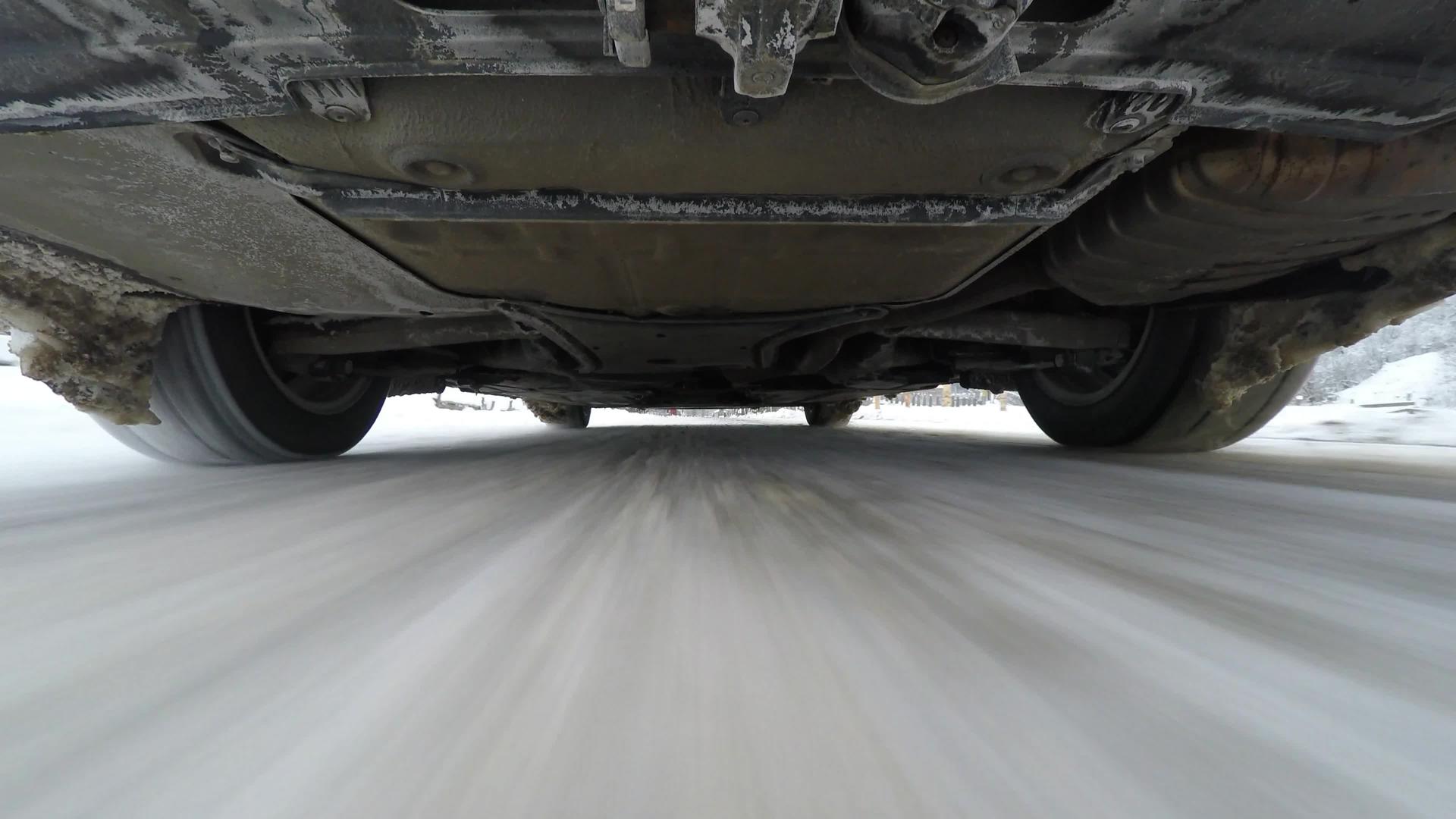 雪雪路驾驶车下安装相机视频的预览图
