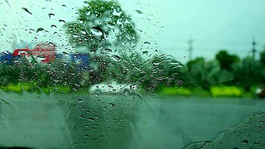 司机因暴风雨在路边停车视频的预览图