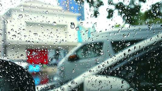 雨滴和司机停在停车场视频的预览图