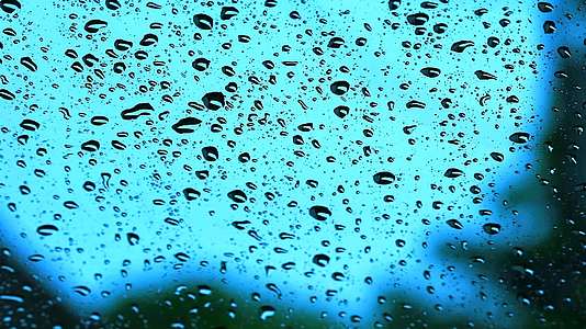 在汽车前镜和深蓝风暴的天空中汽车前镜下的雨滴视频的预览图