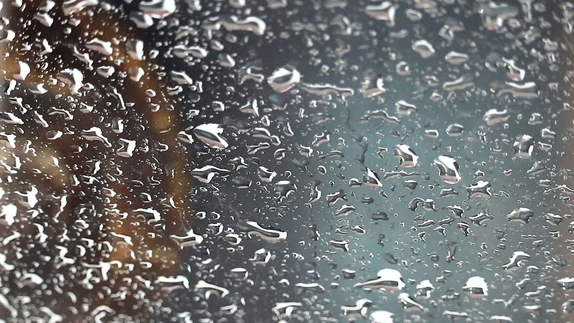 汽车的镜子下雨了所以司机在路边停车视频的预览图