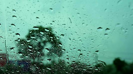 路边的雨滴和大风摇车司机停在路边视频的预览图