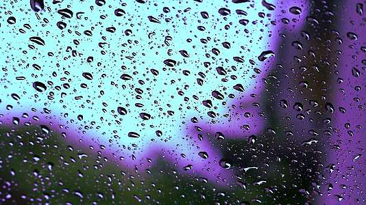 汽车镜子上的紫色雨滴导致司机停在路边视频的预览图