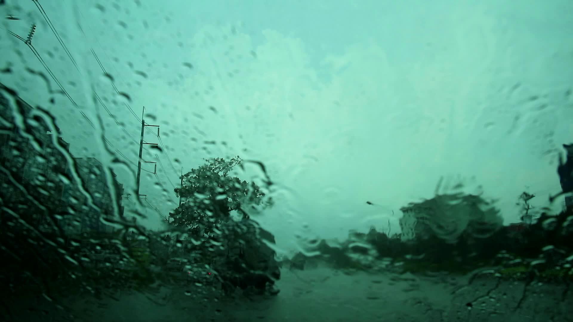 司机在路边停车因为暴风雨视频的预览图