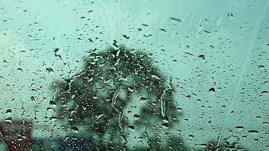 司机因为雨滴和汽车被风摇晃而停在路边视频的预览图