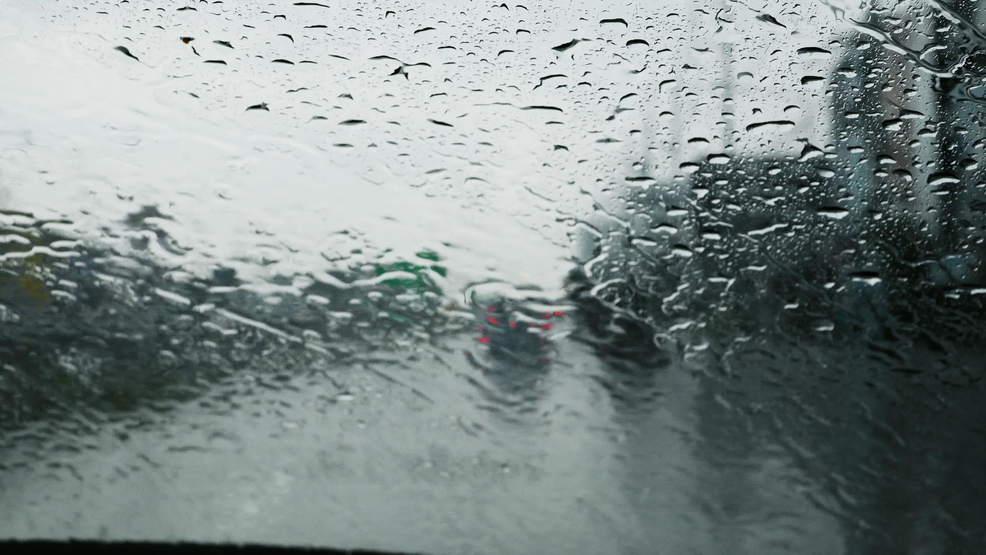 雨天在市区开车视频的预览图