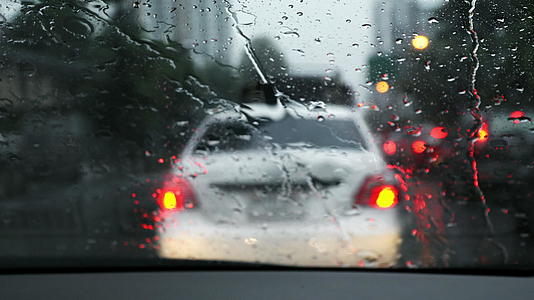 雨天在市区开车视频的预览图