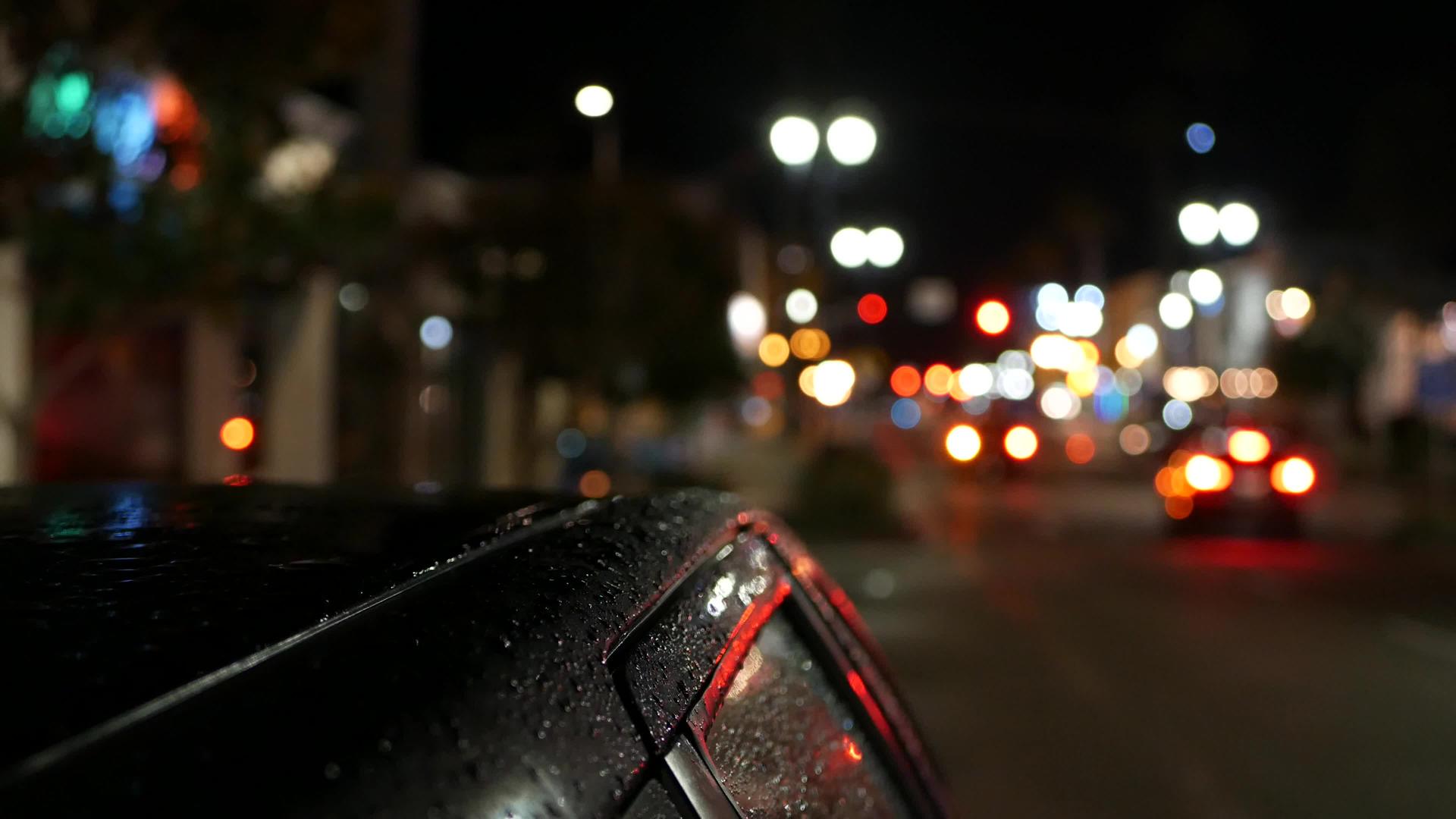 城市灯光雨夜车温和的道路黄昏乌鸦视频的预览图