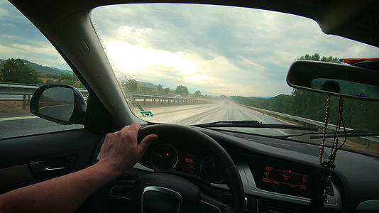下雨时男子驾驶高速公路视频的预览图
