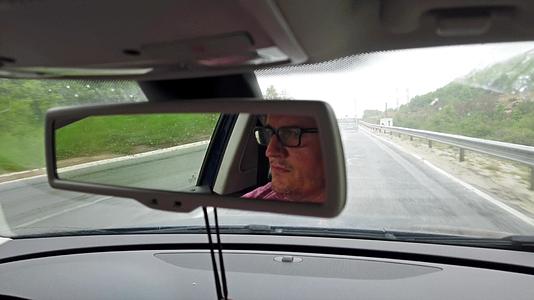 在大雨中一个男人在车窗边开着水滴视频的预览图