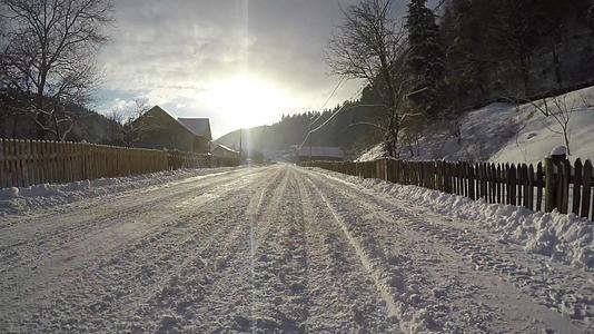 村冬季道路视频的预览图