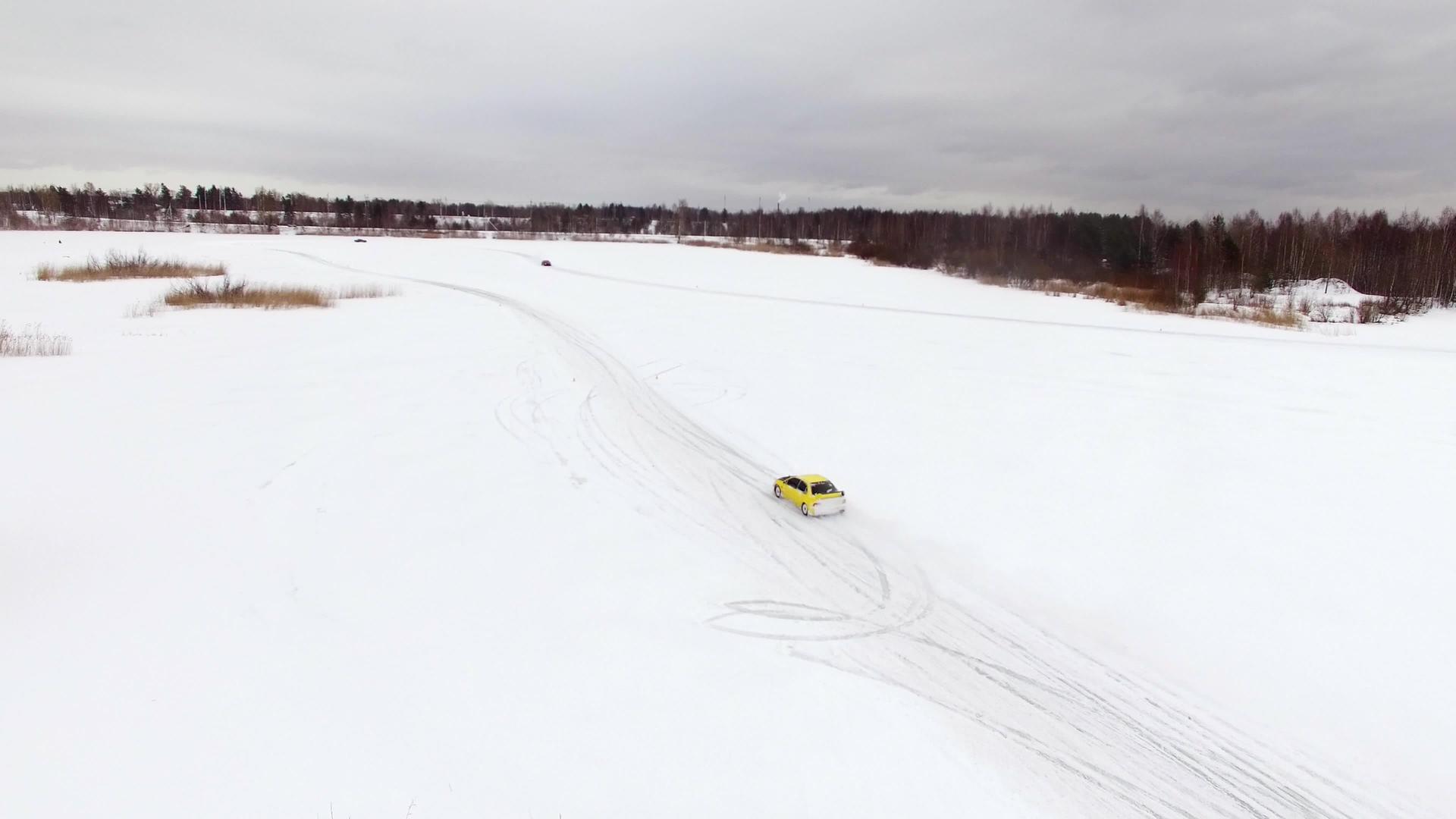 冬雪覆盖湖冰雪轨道驾驶汽车空中观光视频的预览图