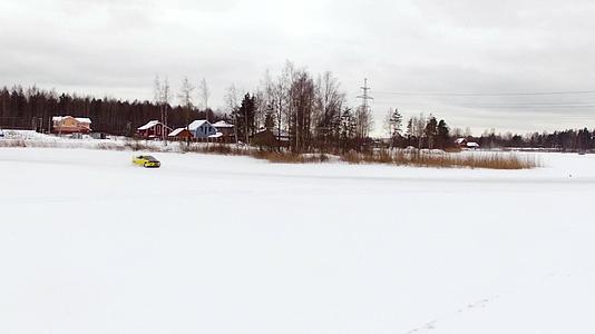 冬雪覆盖湖冰雪轨道驾驶汽车空中观光视频的预览图