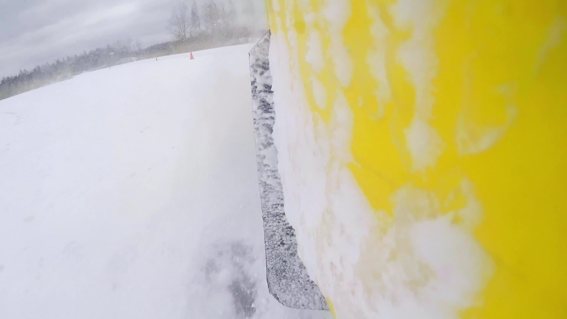 冬季积雪湖上的汽车驱动器视频的预览图