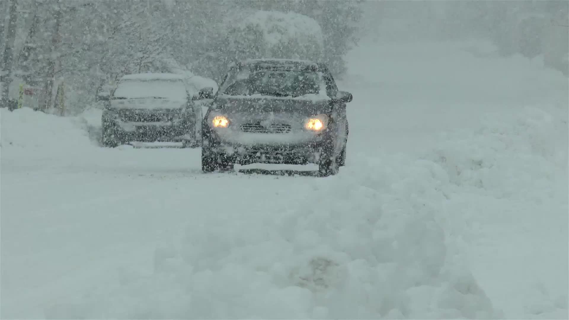 在被雪覆盖的路上驾着大雪倒下视频的预览图