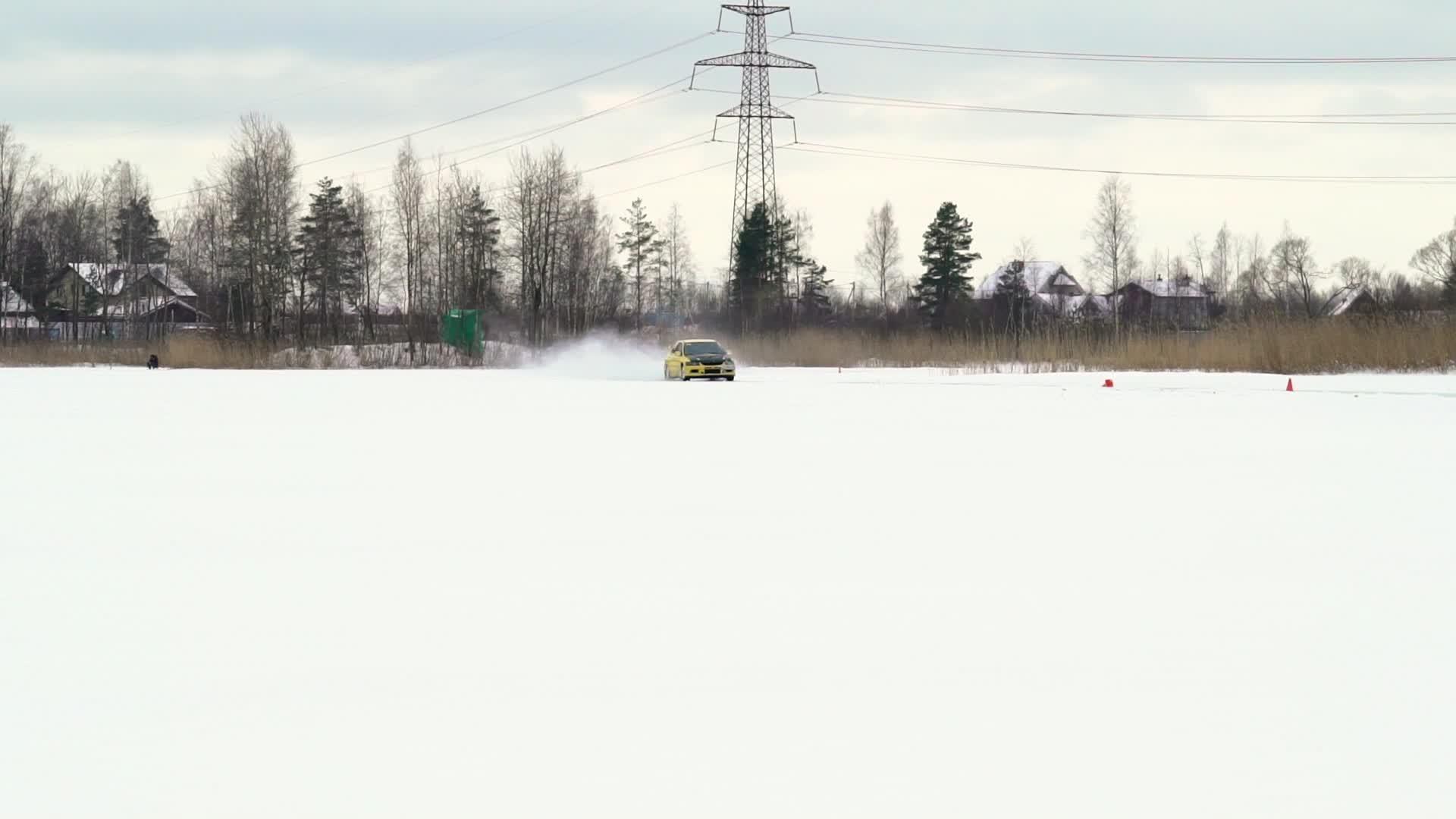 冬季积雪湖上的汽车驱动器视频的预览图