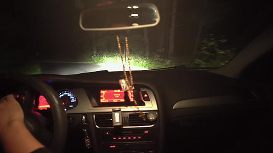 晚上在山区的农村道路上开车视频的预览图