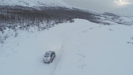 在雪山路上驾驶汽车视频的预览图