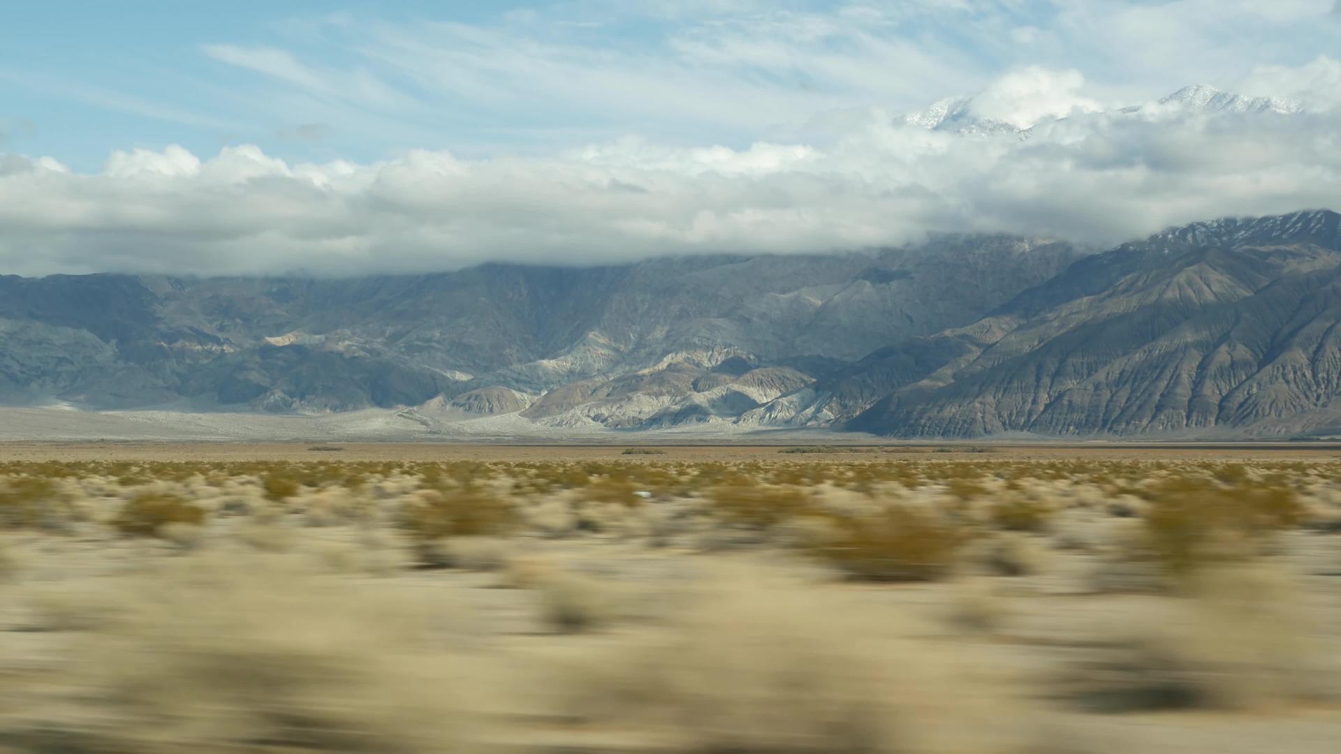在加利福尼亚州驾驶汽车前往死亡谷视频的预览图