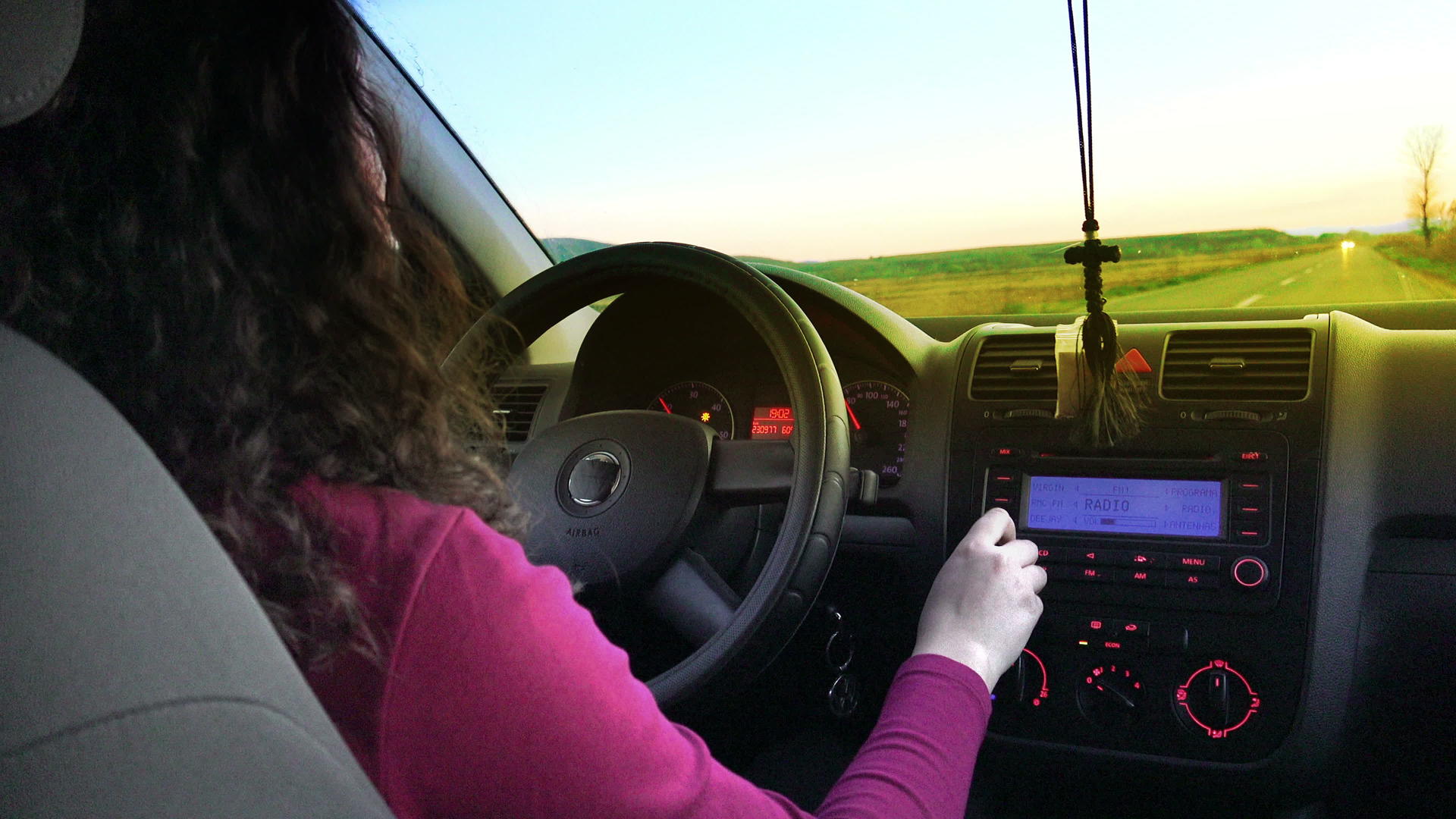 女司机驾驶汽车向日落行驶视频的预览图