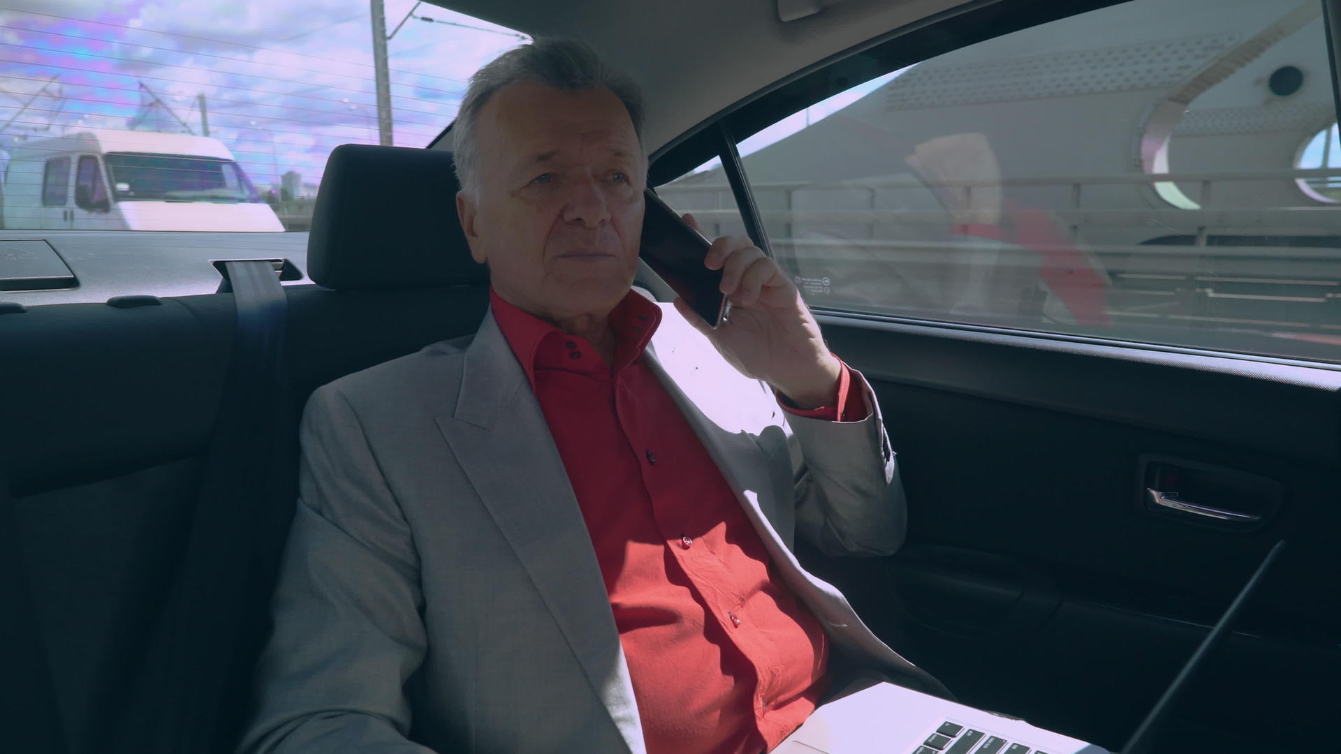 商人在汽车上使用手机和计算机视频的预览图