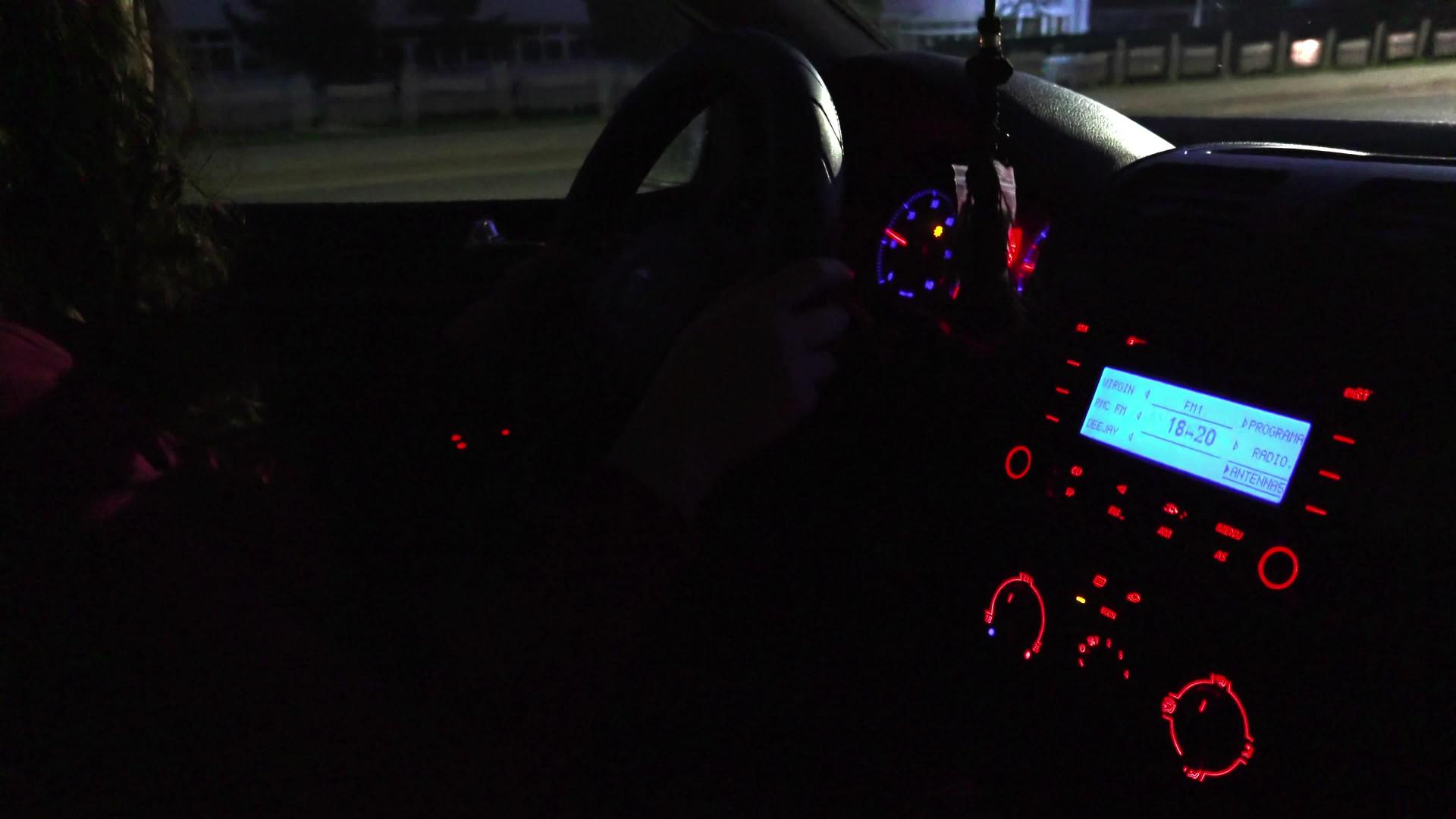 日落时妇女驾驶农村道路视频的预览图