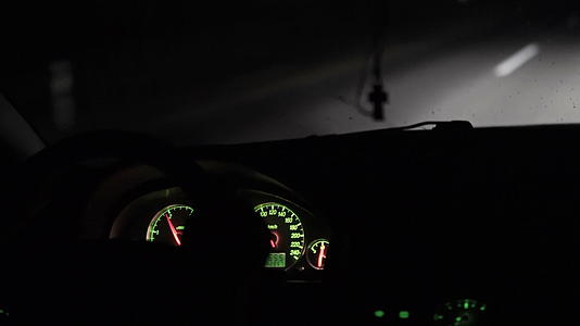 当汽车在夜间快速行驶时将手放在方向盘上视频的预览图