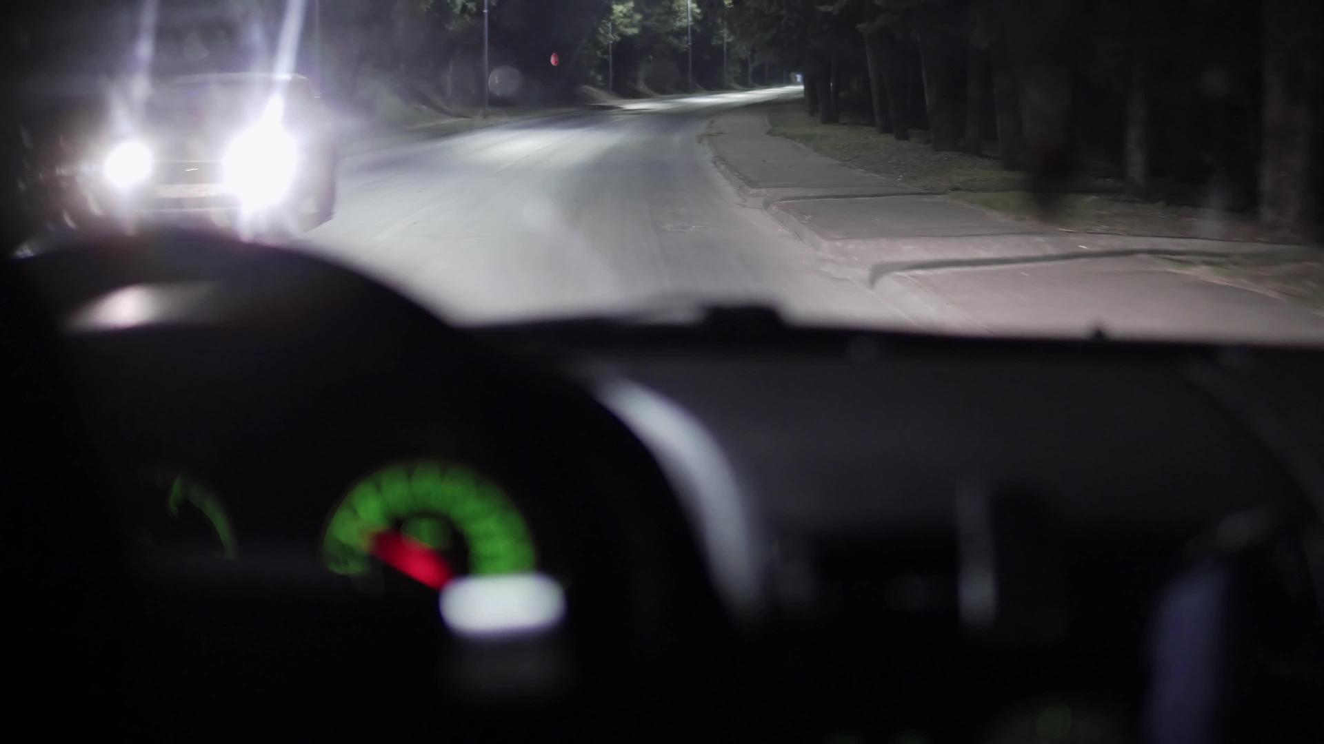 晚上在空荡荡的街道上开车视频的预览图
