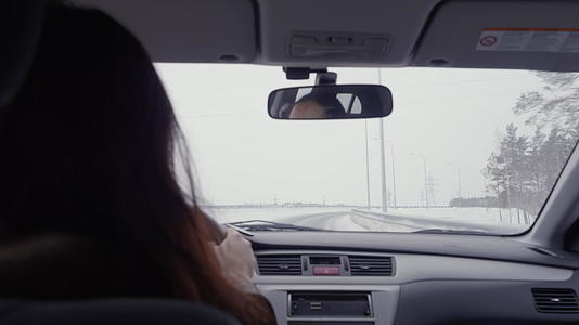 女人在高速公路上开车视频的预览图