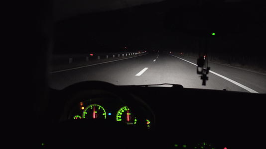 晚上在路上开车时你可以看到车身的风景视频的预览图