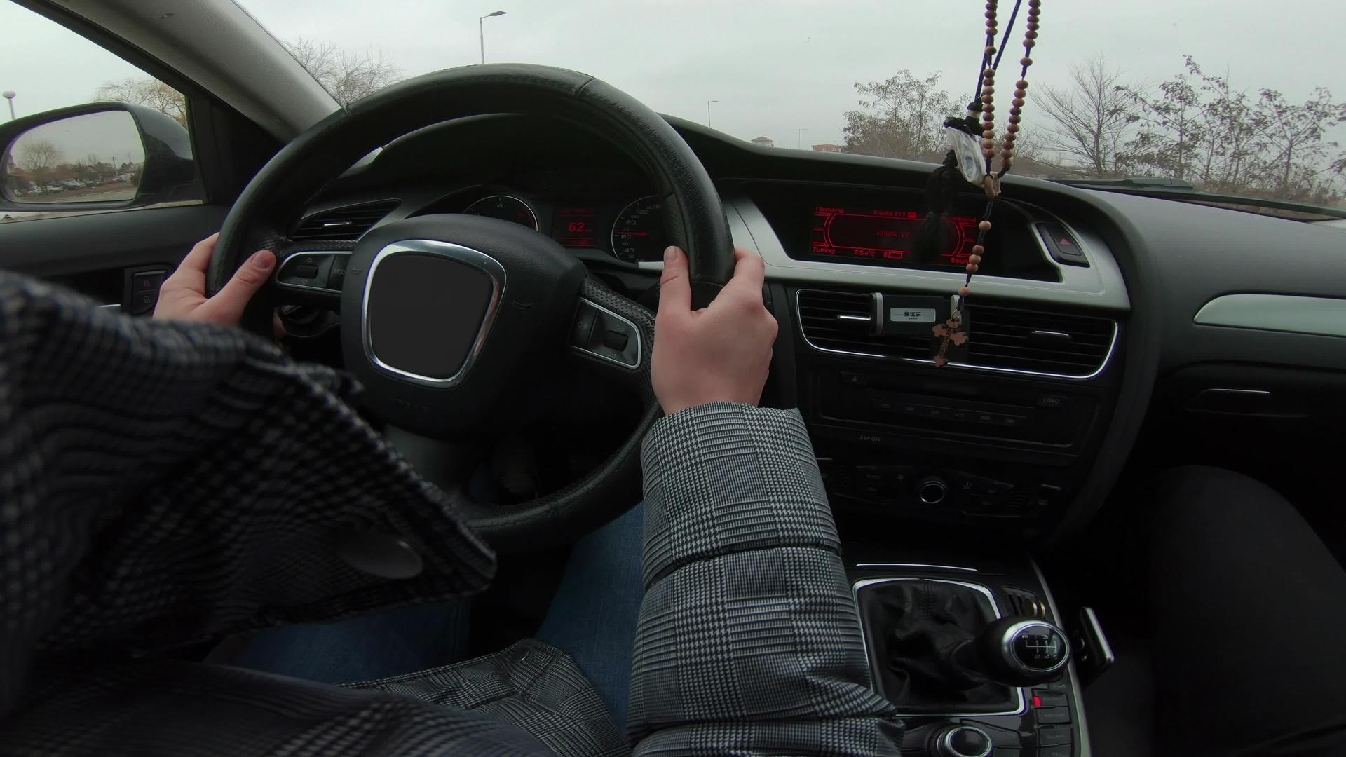 女性驾驶车轮和在汽车上更换齿轮的角度视频的预览图