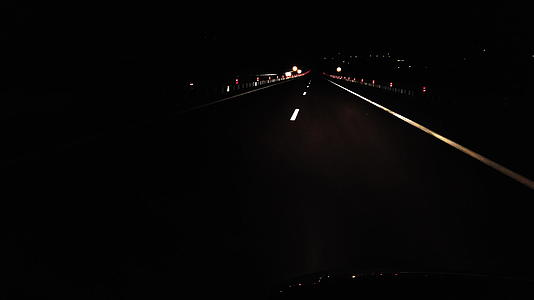晚上在空高速公路线上驾驶第一视角车视频的预览图