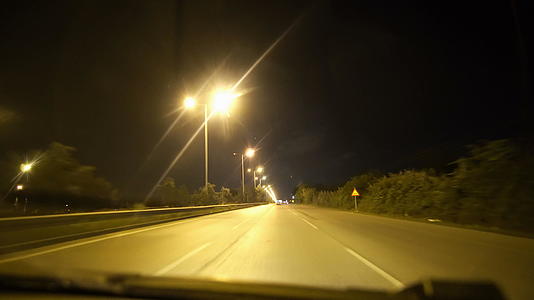 晚上在有光线的高速公路上视频的预览图