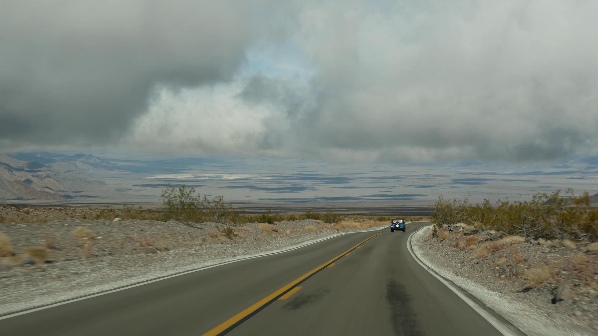 在加利福尼亚州驾驶汽车前往死亡谷视频的预览图