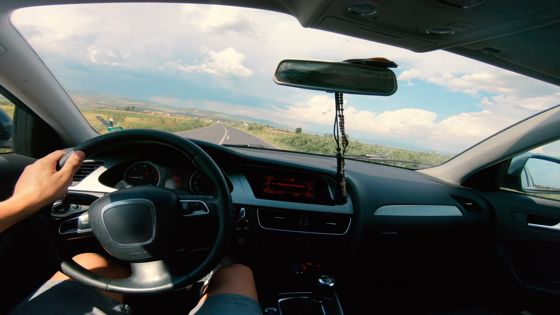 司机在阳光明媚的一天在路上开车的第一个视角视频的预览图