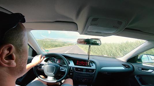 男子在阳光明媚的日子驾驶运动车享受驾驶视频的预览图