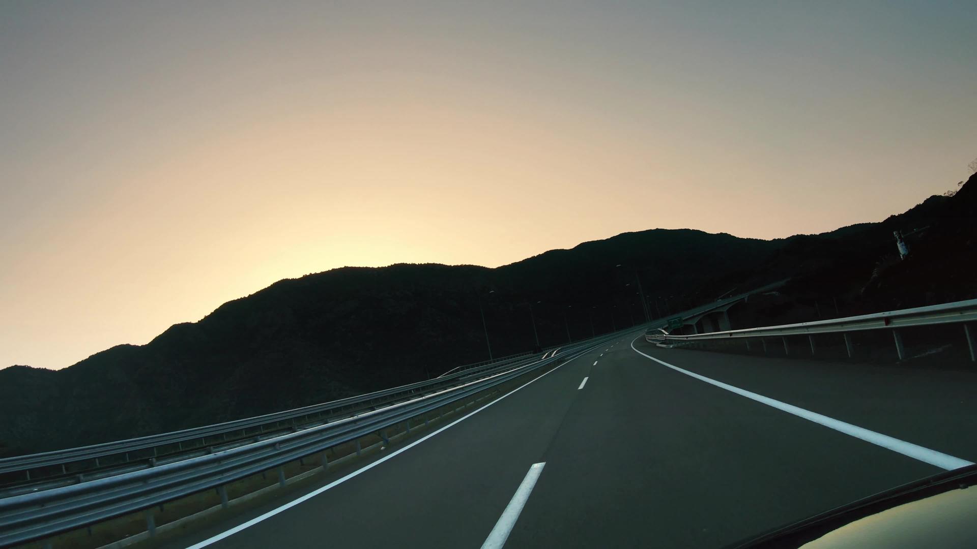 在空沥青高速公路和日落的天空中行驶视频的预览图