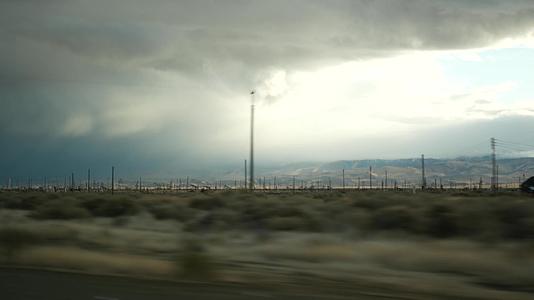 在美国加利福尼亚州的公路上开车视频的预览图