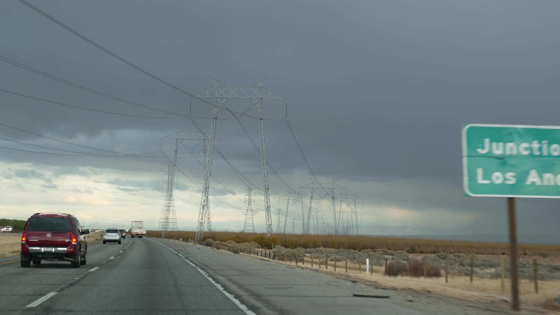 在美国加利福尼亚州的公路上开车视频的预览图