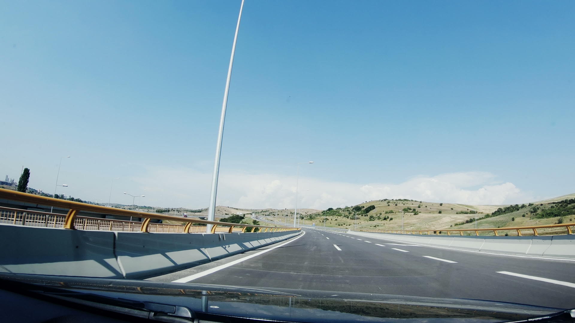 在高速公路上行驶时间的第一个视角视频的预览图