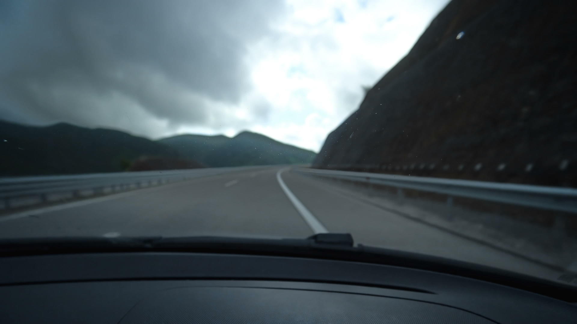 夏天马赛多尼亚高速公路上的汽车穿过山丘视频的预览图