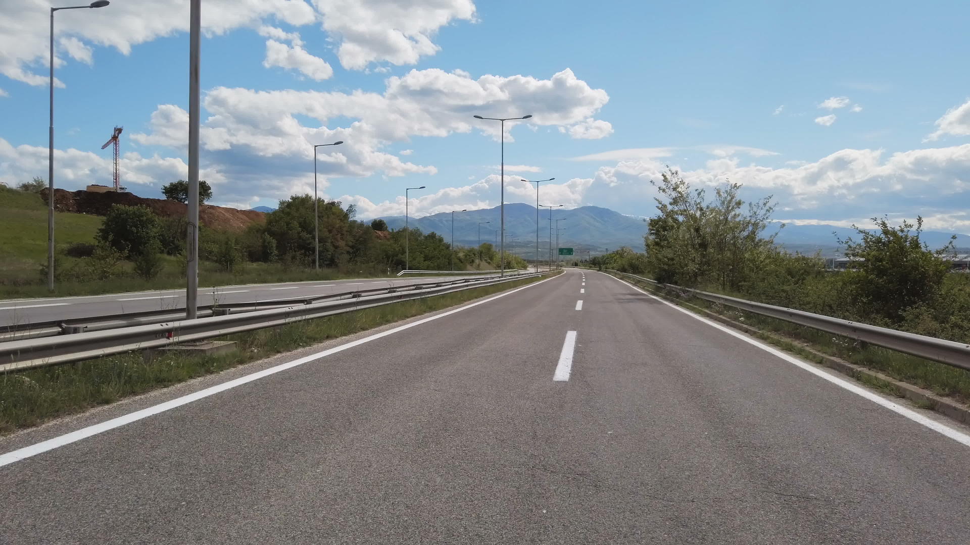 夏天阳光明媚的日子在一条空高速公路上行驶汽车的第一视角视频的预览图