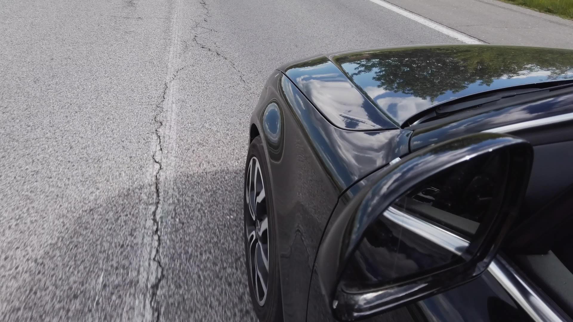 快速驾驶高速公路沥青上的运动车目标是后视镜和轮胎轮视频的预览图