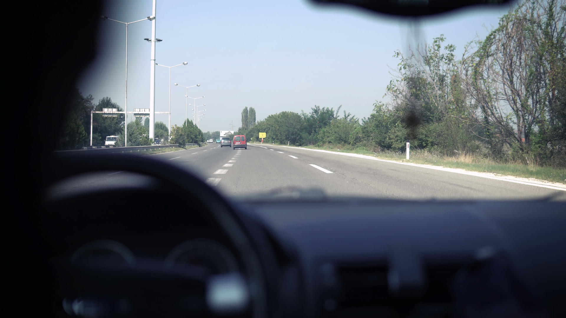 男子在高速公路上行驶视频的预览图