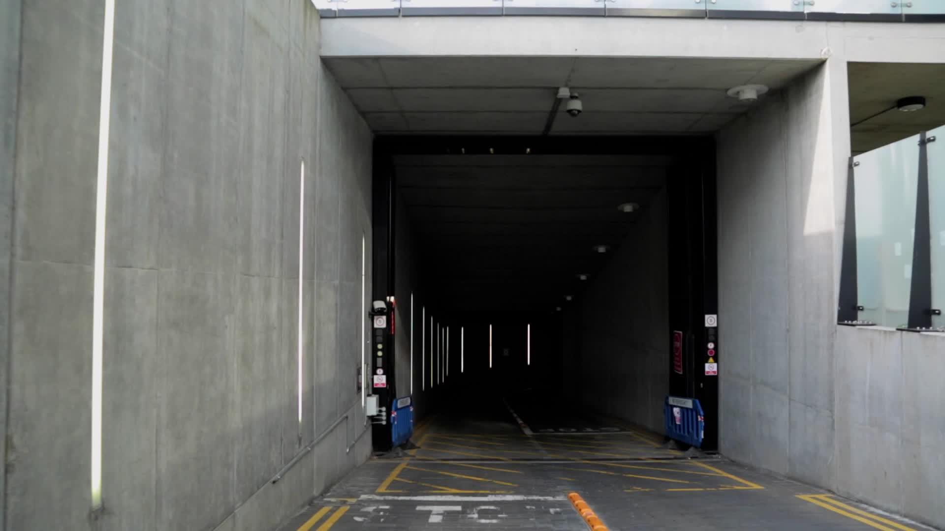地下停车场隧道入口附近的地下车库隧道视频的预览图
