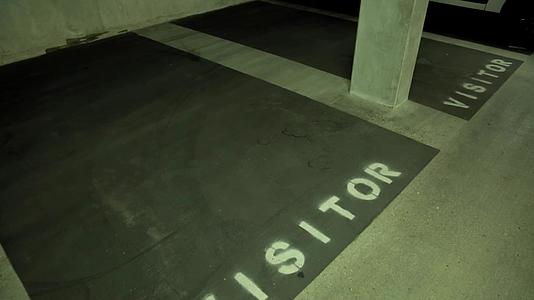 地下停车场空客停车位视频的预览图